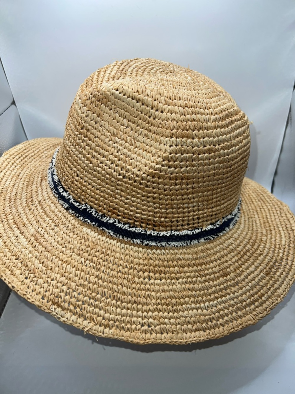 284. NWOT. Tommy Bahama Natural Straw Sun Hat with Navy Frayed Band - Picture 4 of 8